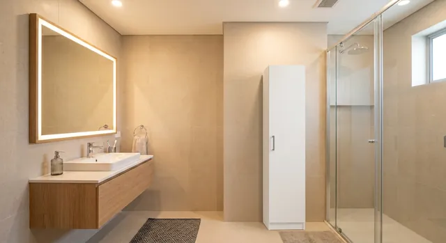 Распашной шкаф 450 × 1900 × 400 мм, ЛДСП «Белый платиновый» — визуализация в ванной комнате